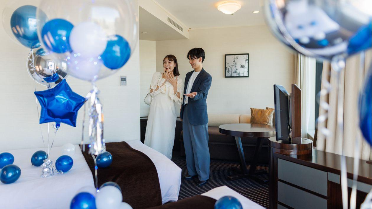 お部屋のバルーンを見ておどろく女性