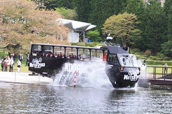 水陸両用バス NINJA BUS
